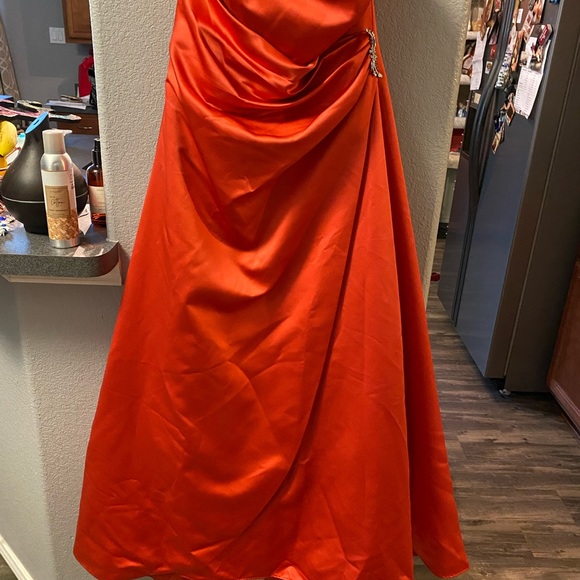 Beautiful dress - Picture 7 of 8